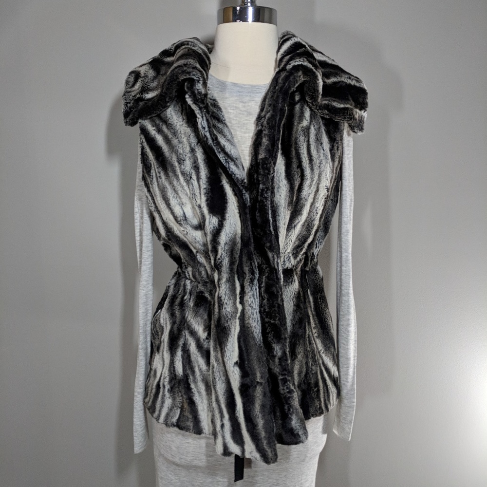 NWOT TAHARI Faux Fur Vest Cinch Waist Black Gray Chinchilla Size Small